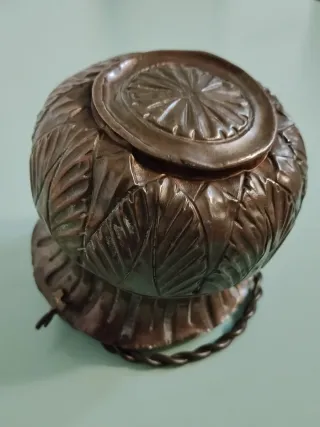 Acquasantiera antica in rame sbalzato