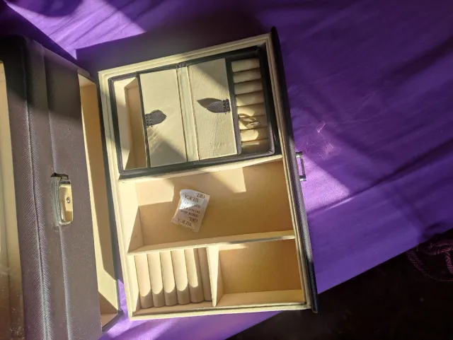 Joyero con llave y cajón