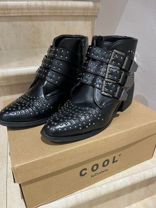 Botines negros con tachuelas y hebillas