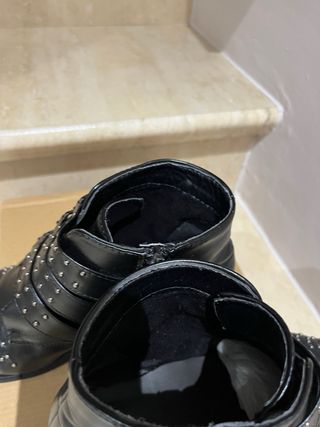Botines negros con tachuelas y hebillas