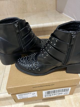 Botines negros con tachuelas y hebillas