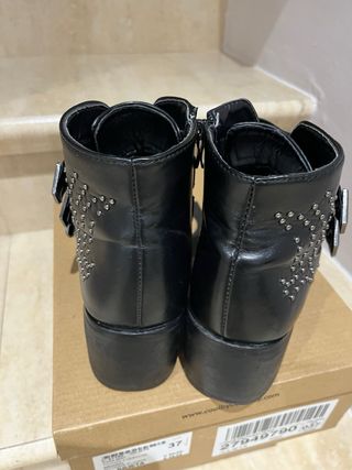 Botines negros con tachuelas y hebillas