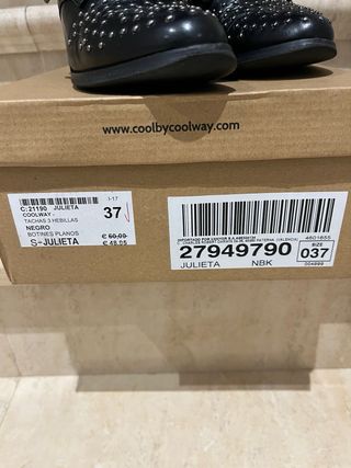 Botines negros con tachuelas y hebillas