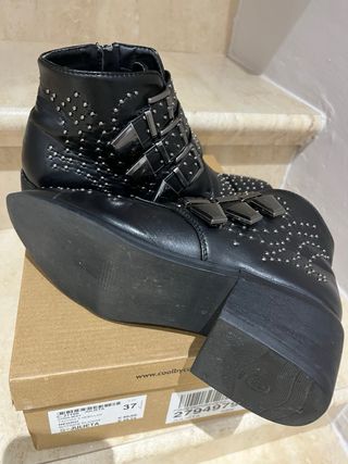 Botines negros con tachuelas y hebillas