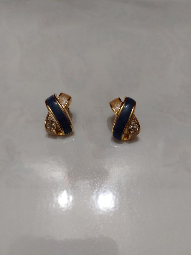 Pendientes dorados con esmalte azul y circonitas