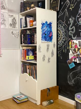 Estantería blanca y madera