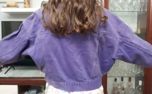 Chaqueta vaquera morada corta