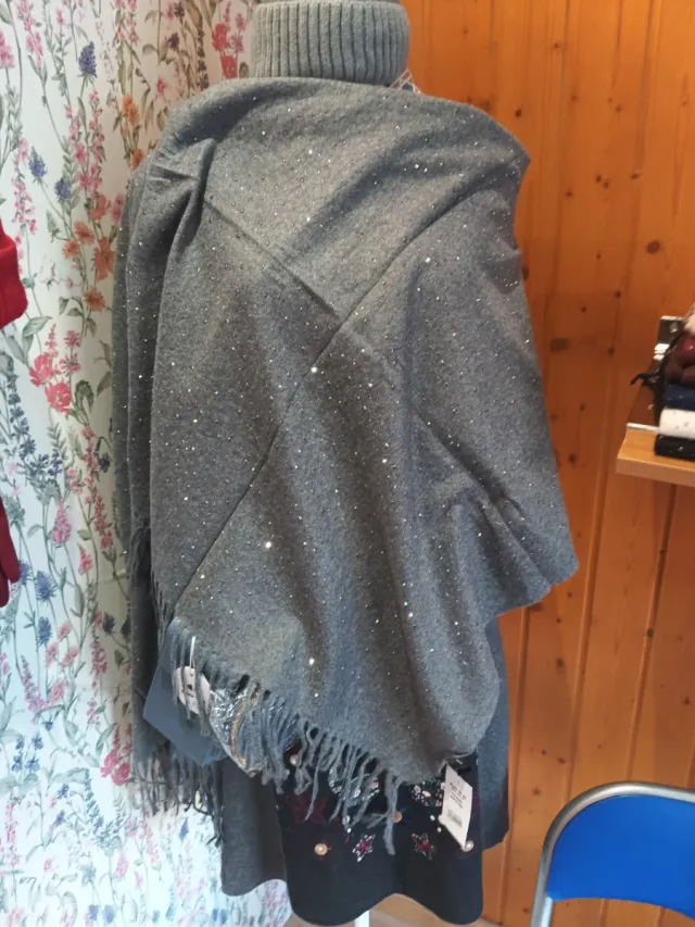 Bufanda gris con pedrería.