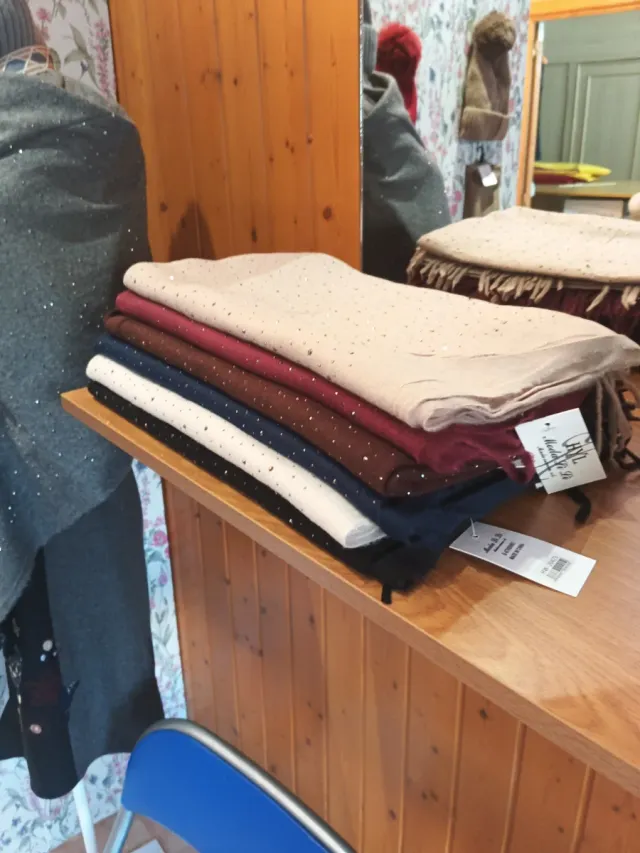 Bufanda gris con pedrería.