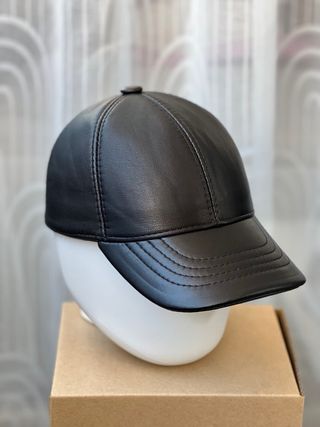 Gorra de piel negra