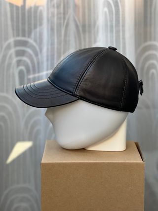 Gorra de piel negra