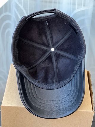 Gorra de piel negra