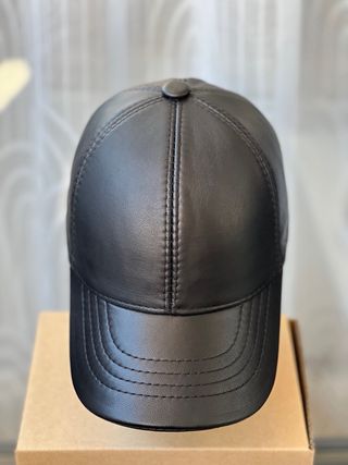 Gorra de piel negra