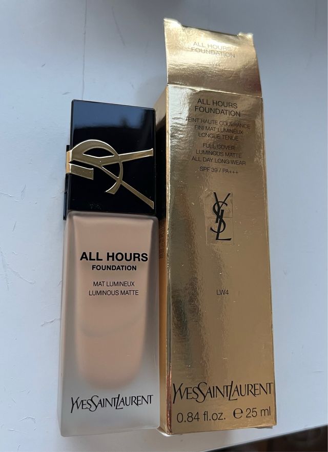 Yves Saint Laurent  All Hours Foundation tono LW4