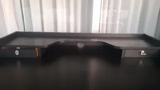 Escritorio de madera oscuro.