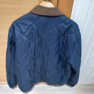 Cazadora acolchada hombre azul y cuello marrón.