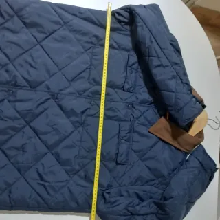 Cazadora acolchada hombre azul y cuello marrón.