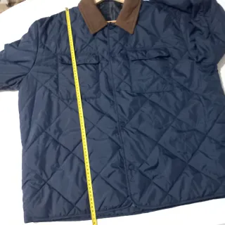 Cazadora acolchada hombre azul y cuello marrón.