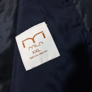 Cazadora acolchada hombre azul y cuello marrón.