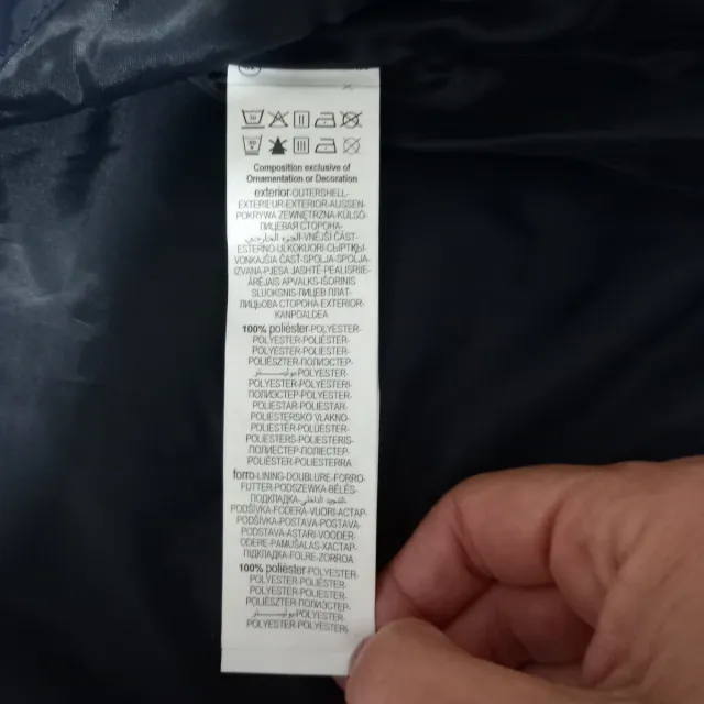 Cazadora acolchada hombre azul y cuello marrón.