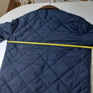 Cazadora acolchada hombre azul y cuello marrón.
