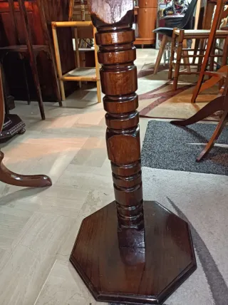 Tavolino antico in legno decorato