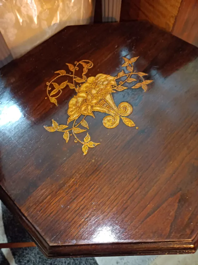 Tavolino antico in legno decorato