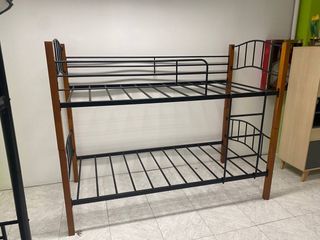 Literas de madera y metal