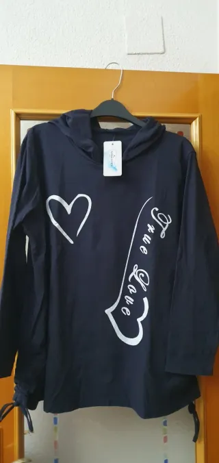 Sudadera azul marino con corazón y True Love