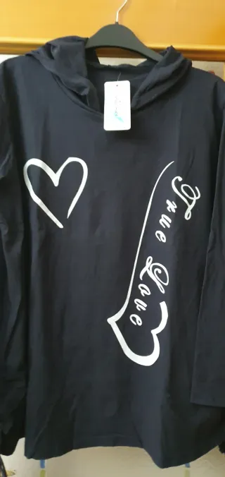 Sudadera azul marino con corazón y True Love