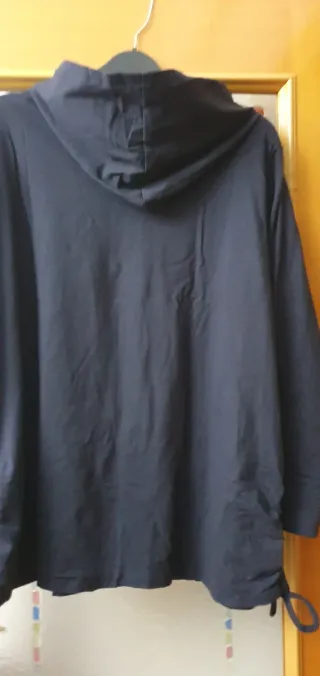 Sudadera azul marino con corazón y True Love