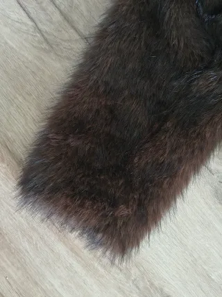 Chaquetón de pelo sintético en tono marrón.