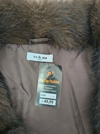 Chaquetón de pelo sintético en tono marrón.