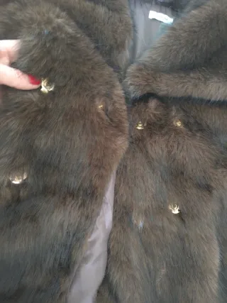 Chaquetón de pelo sintético en tono marrón.