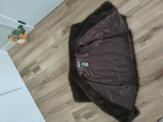 Chaquetón de pelo sintético en tono marrón.