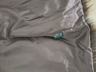 Chaquetón de pelo sintético en tono marrón.