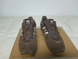 Zapatillas Adidas Marrones y Blancas