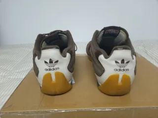 Zapatillas Adidas Marrones y Blancas