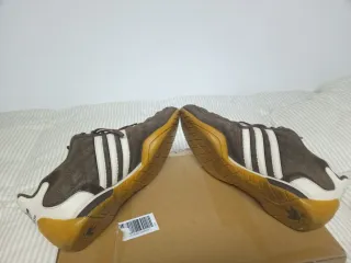 Zapatillas Adidas Marrones y Blancas