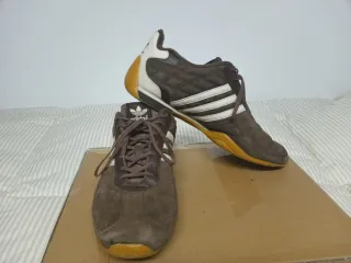 Zapatillas Adidas Marrones y Blancas