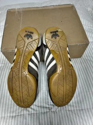 Zapatillas Adidas Marrones y Blancas