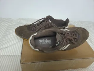 Zapatillas Adidas Marrones y Blancas