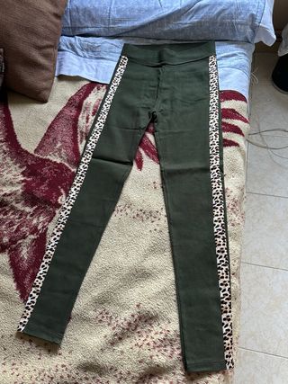 Pantalones verdes con estampado de leopardo