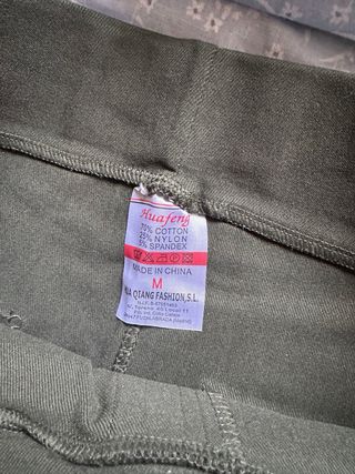 Pantalones verdes con estampado de leopardo