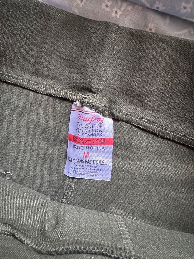 Pantalones verdes con estampado de leopardo