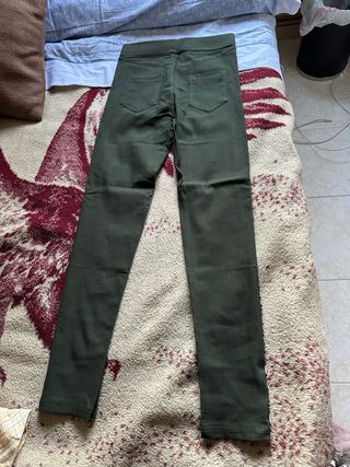 Pantalones verdes con estampado de leopardo