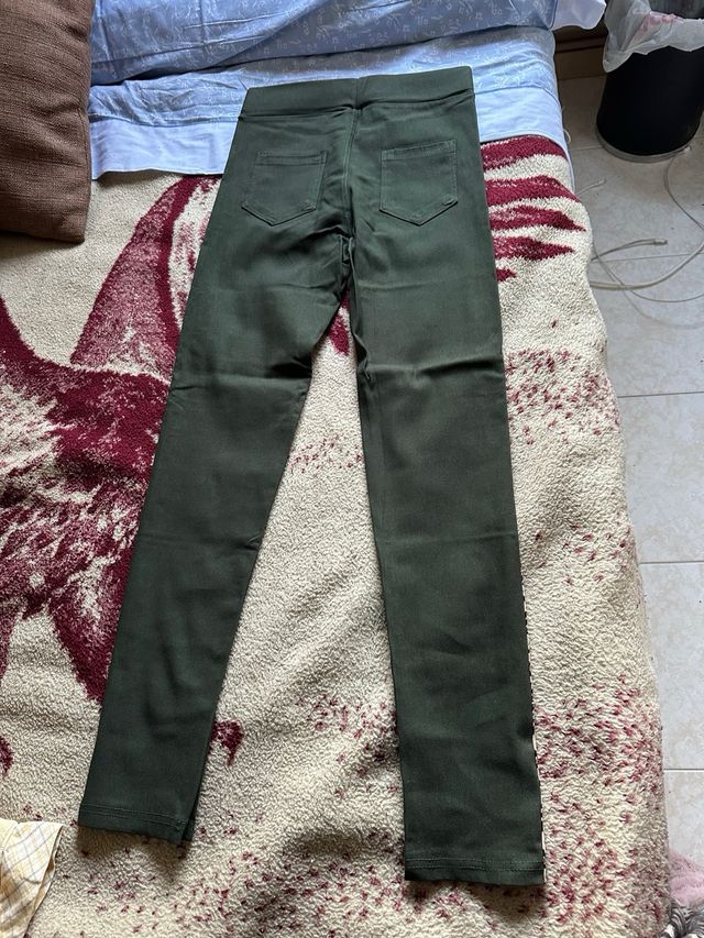 Pantalones verdes con estampado de leopardo