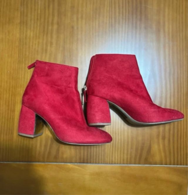 Botines rojos de terciopelo Stradivarius, talla 38