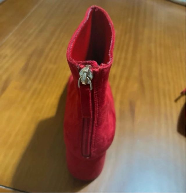 Botines rojos de terciopelo Stradivarius, talla 38