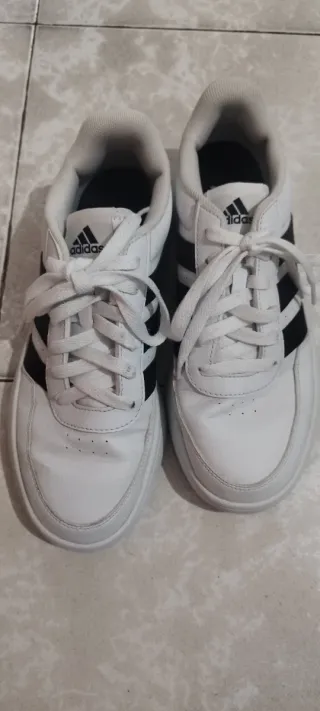 Zapatillas Adidas Blancas y Negras
